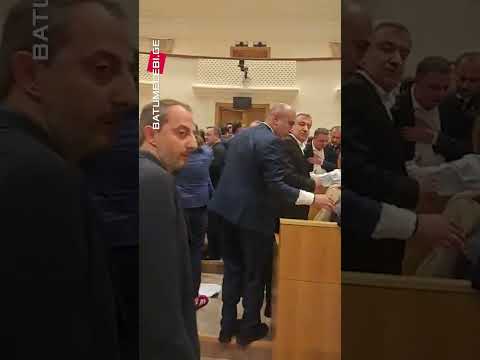 ბოთლების სროლა პარლამენტში - რუსული კანონის მეორე მოსმენა ჩხუბით დაიწყო